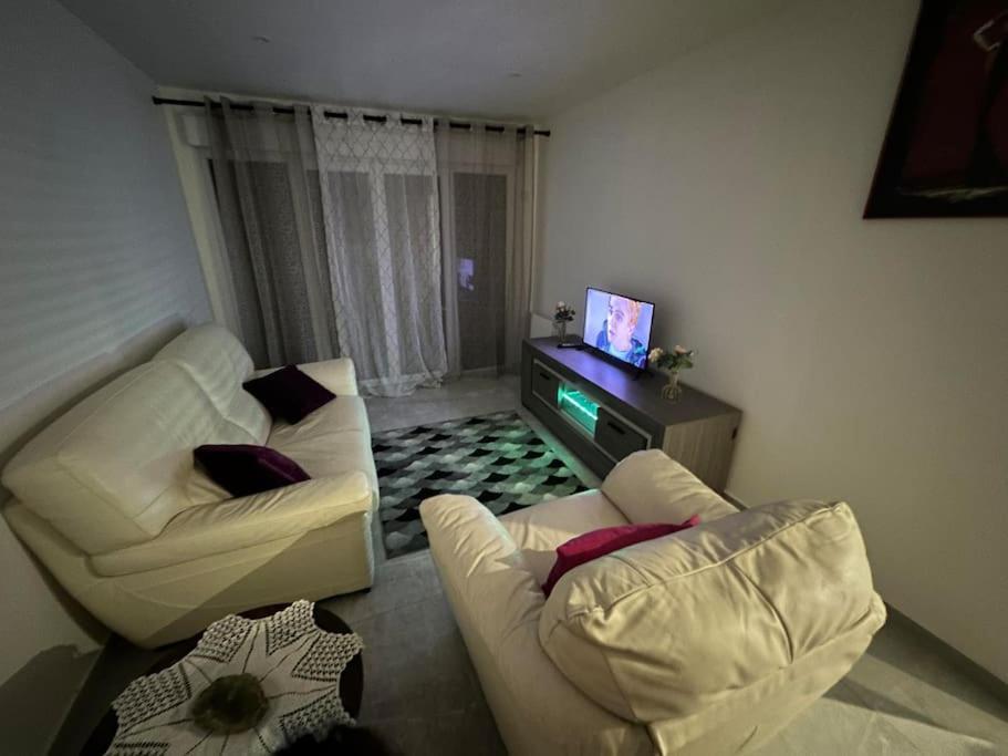 Appartement T2 Avec Jardin Au Calme,parking Prive *